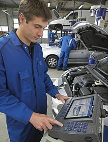 Fahrzeugwartung in einer Peugeot-Werkstatt. Foto:Auto-Medienportal.Net/Peugeot